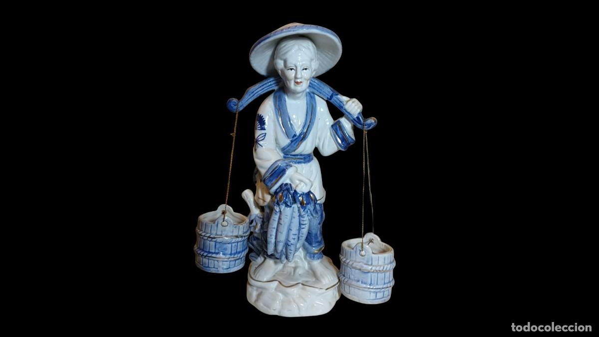 Vintage: FIGURA DE PORCELANA AZUL Y BLANCO - AGUADOR CHINO CON YUGO Y CUBOS - A&Ntilde;OS 50/60