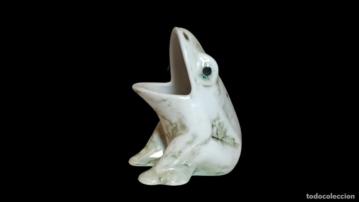 Vintage: FIGURA DE SAPO/RANA - PORCELANA VINTAGE - ESMALTE MARMOLADO VERDE Y BLANCO - A&Ntilde;OS 60-70 - RETRO
