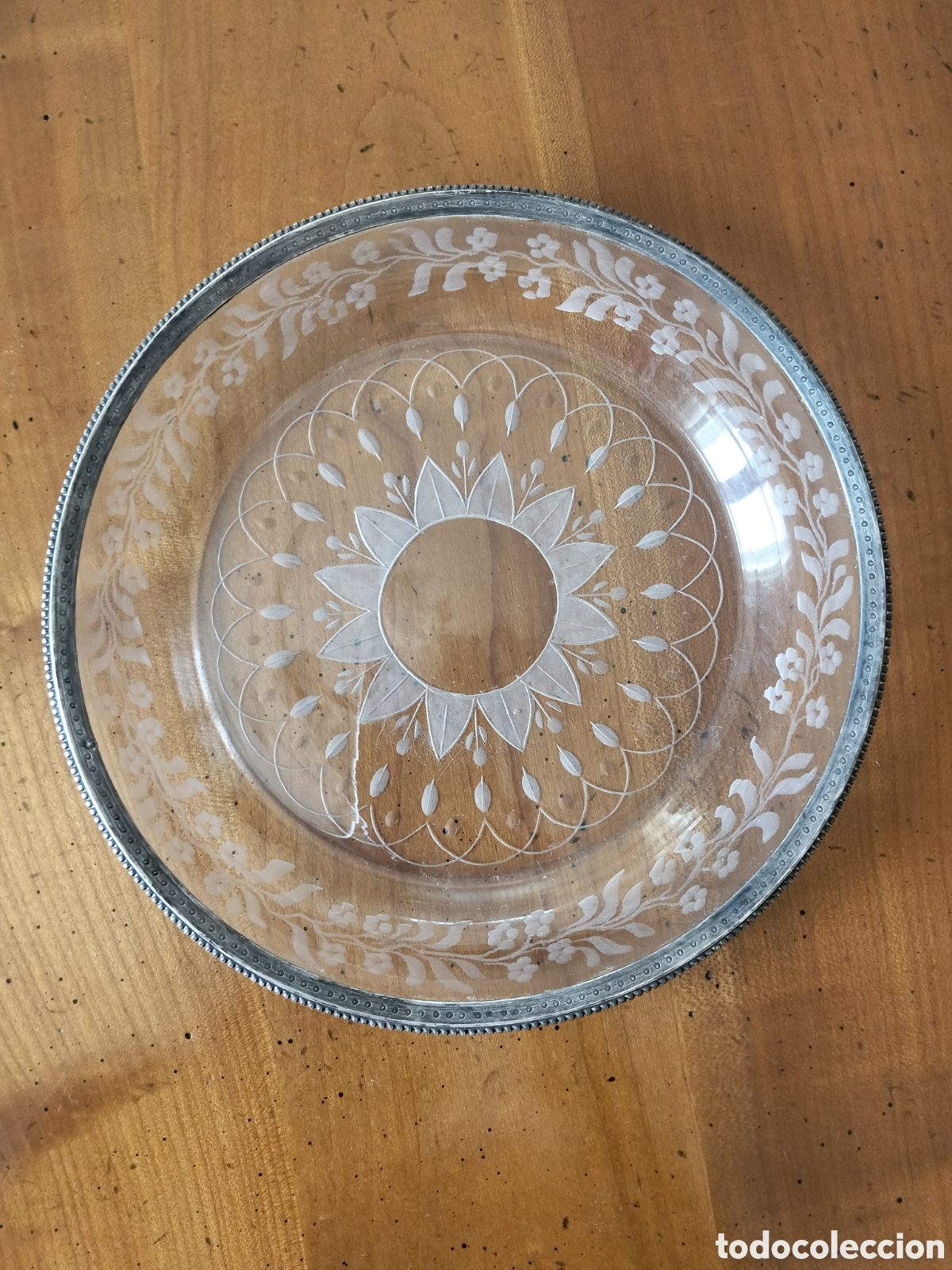 Vintage: Antiguo plato centro de mesa de cristal labrado estilo Luis XVI con borde met&aacute;lico perlado - Vintage