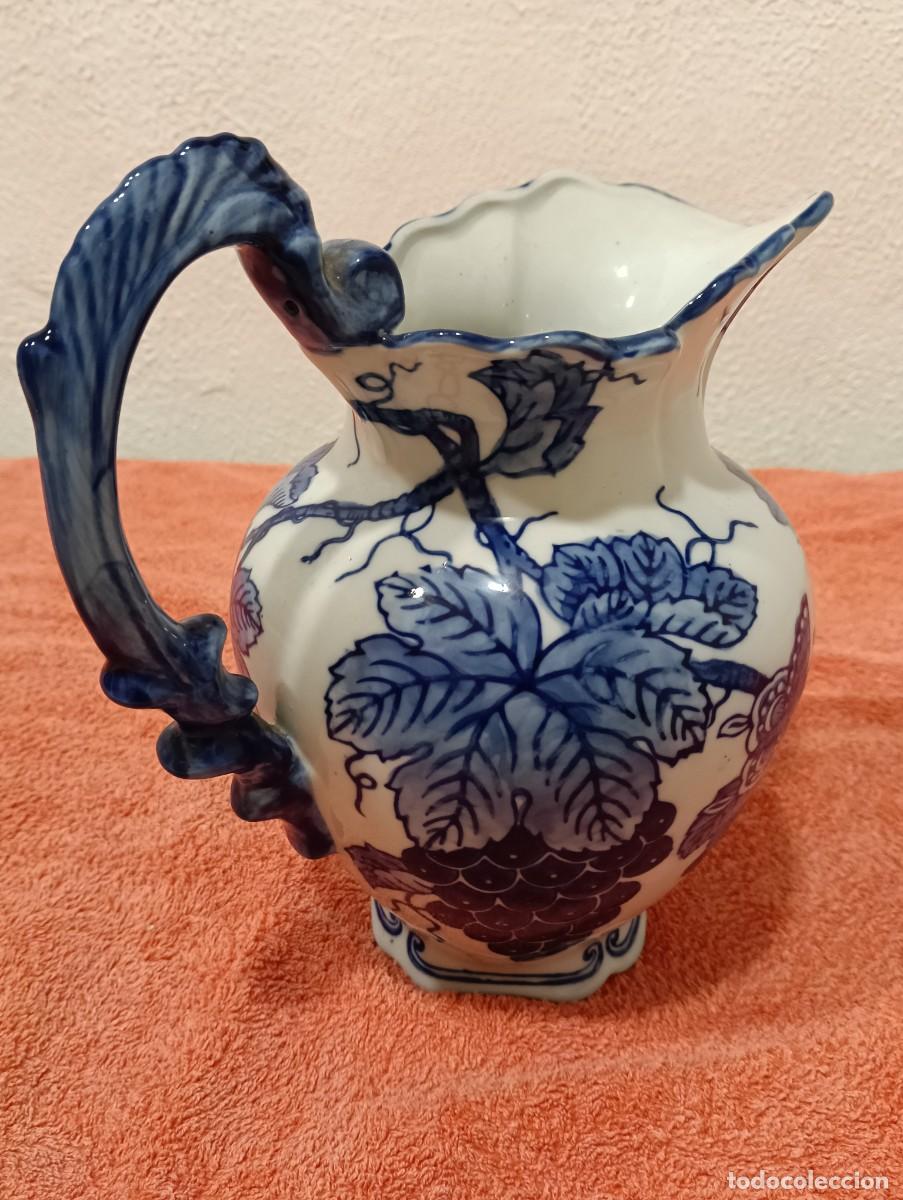 Vintage: Jarra Decorativa de Cer&aacute;mica Blanca y Azul Cobalto - Motivos de Racimos de Uvas y Mariposas - Vintag