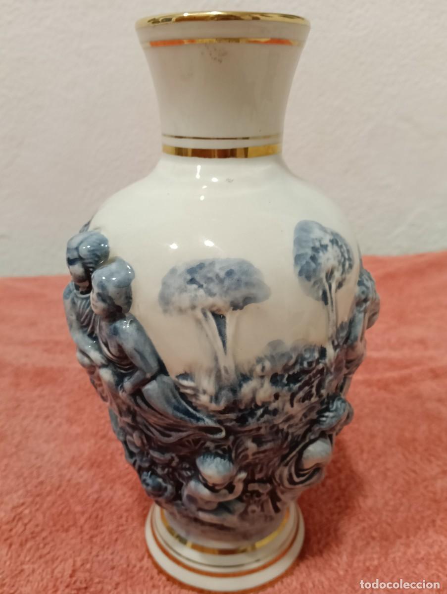 Vintage: Jarr&oacute;n de Porcelana Capodimonte - con etiqueta original. Figuras Cl&aacute;sicas y Detalles en Oro