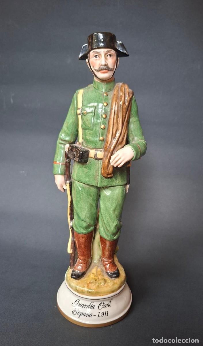 Vintage: Figura de porcelana SUREDA de Guardia Civil con uniforme de &eacute;poca