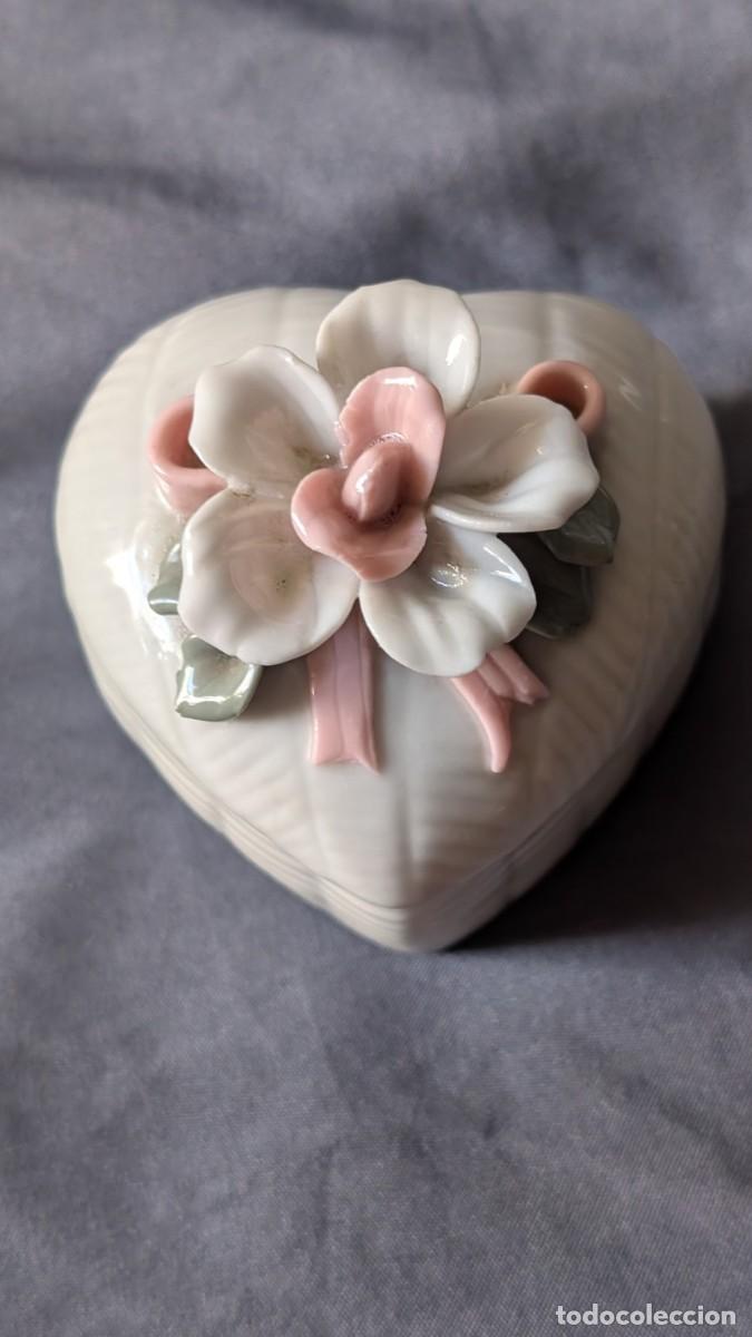 Vintage: Joyero de porcelana en forma de coraz&oacute;n con flor en relieve &ndash; Cajita decorativa vintage