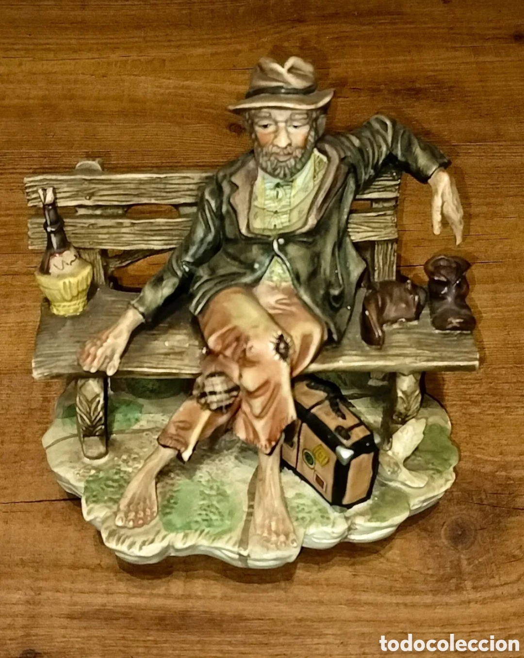 Vintage: Figura de cer&aacute;mica vagabundo sentado en un banco.