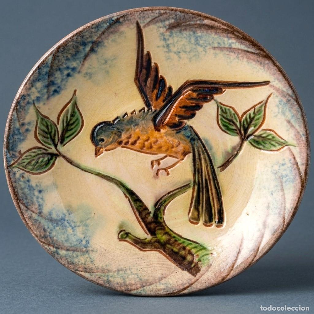 Vintage: Plato cer&aacute;mica artesanal Puigdemont (La Bisbal). Decoraci&oacute;n p&aacute;jaro. 27 cm di&aacute;metro. Firmado
