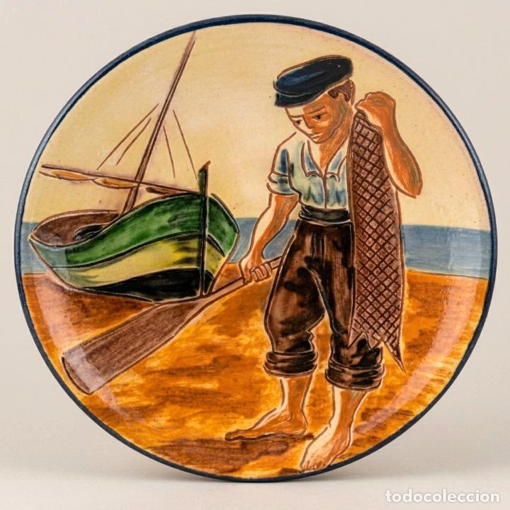 Vintage: Plato grande cer&aacute;mica Puigdemont (La Bisbal). Escena pescador. 31 cm. Firmado