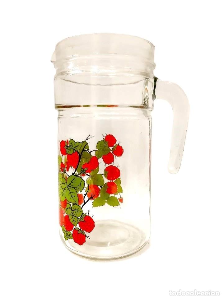 Vintage: Jarra vintage de cristal transparente con decoraci&oacute;n de frutos rojos