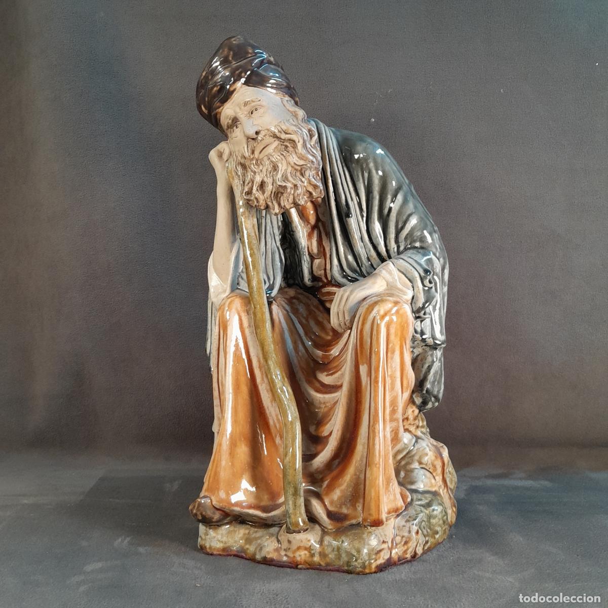 Vintage: FIGURA DE ANCIANO PENSATIVO EN CER&Aacute;MICA VIDRIADA. SIGLO XX.