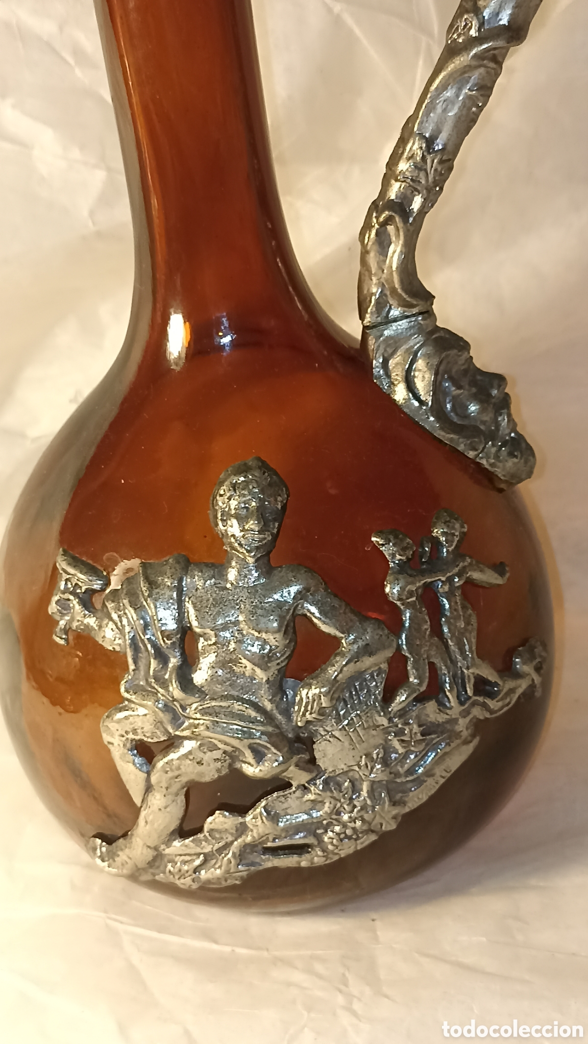 Vintage: Antigua Botella Licorera de Vidrio &Aacute;mbar y Peltre - Motivos Mitol&oacute;gicos B&aacute;quicos (32,5 cm)