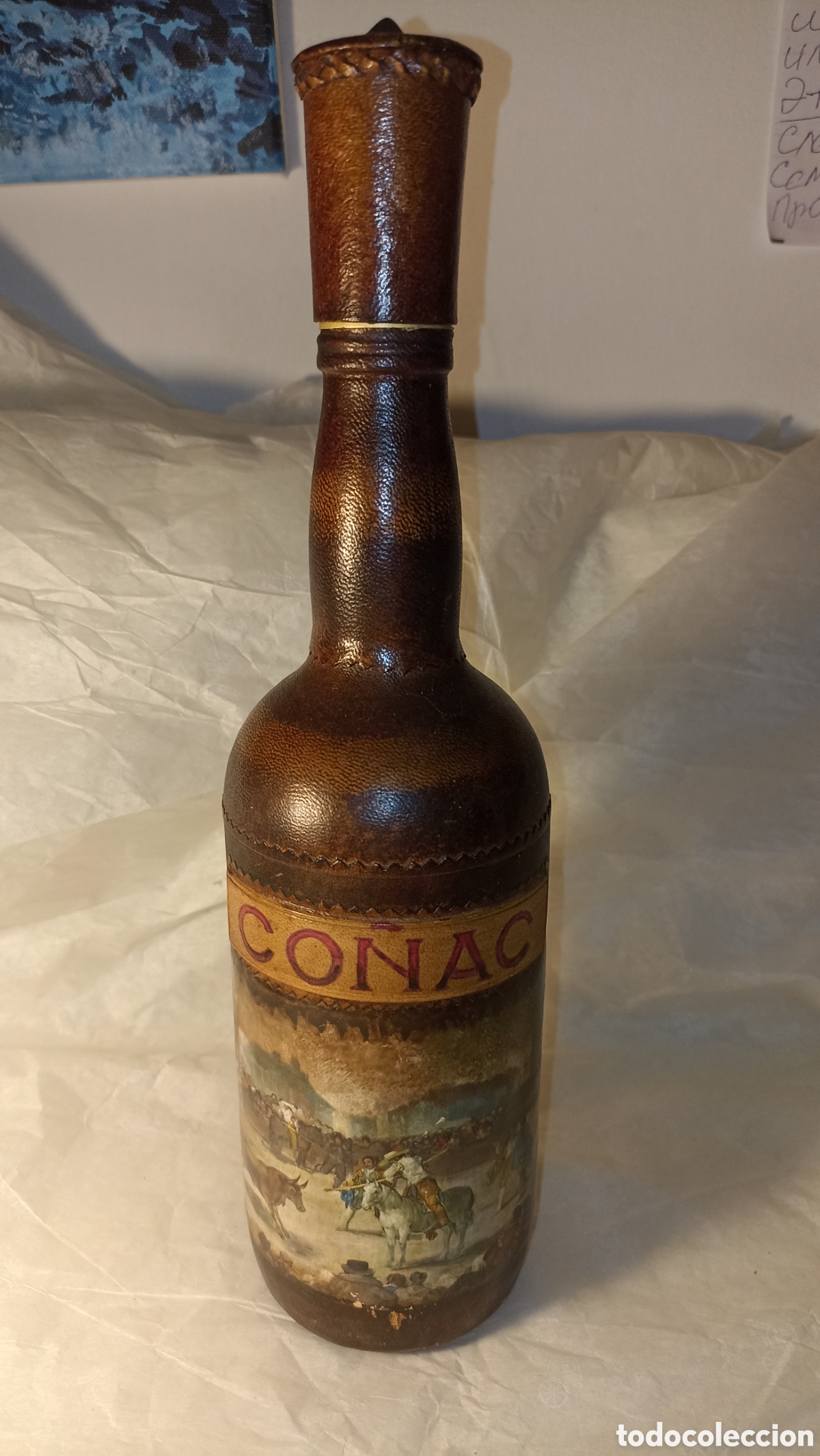 Vintage: Antigua Botella de Co&ntilde;ac Revestida en Cuero - Escena Taurina Estilo Goya (32 cm)