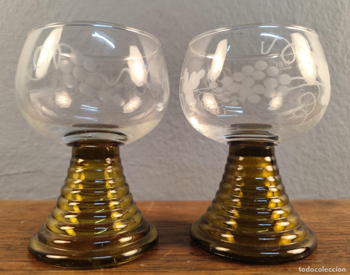 Vintage: Pareja de copas de cristal grabado con base verde vintage