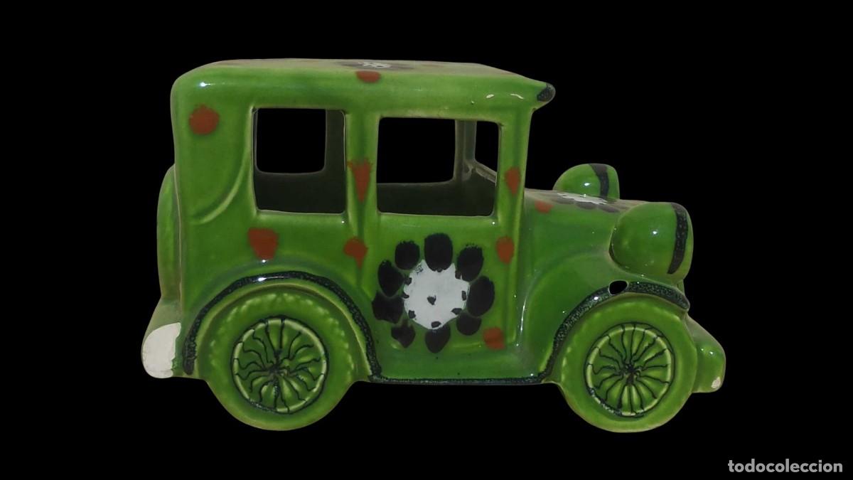 Vintage: FIGURA DECORATIVA DE COCHE ANTIGUO - CER&Aacute;MICA ESMALTADA EN VERDE - MOTIVOS FLORALES PINTADOS A MANO
