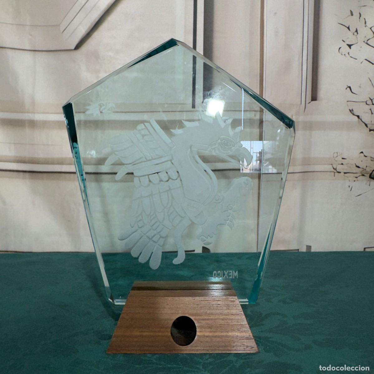 Vintage: Pisa papeles con un &aacute;guila tallada en cristal de la marca Cristalart