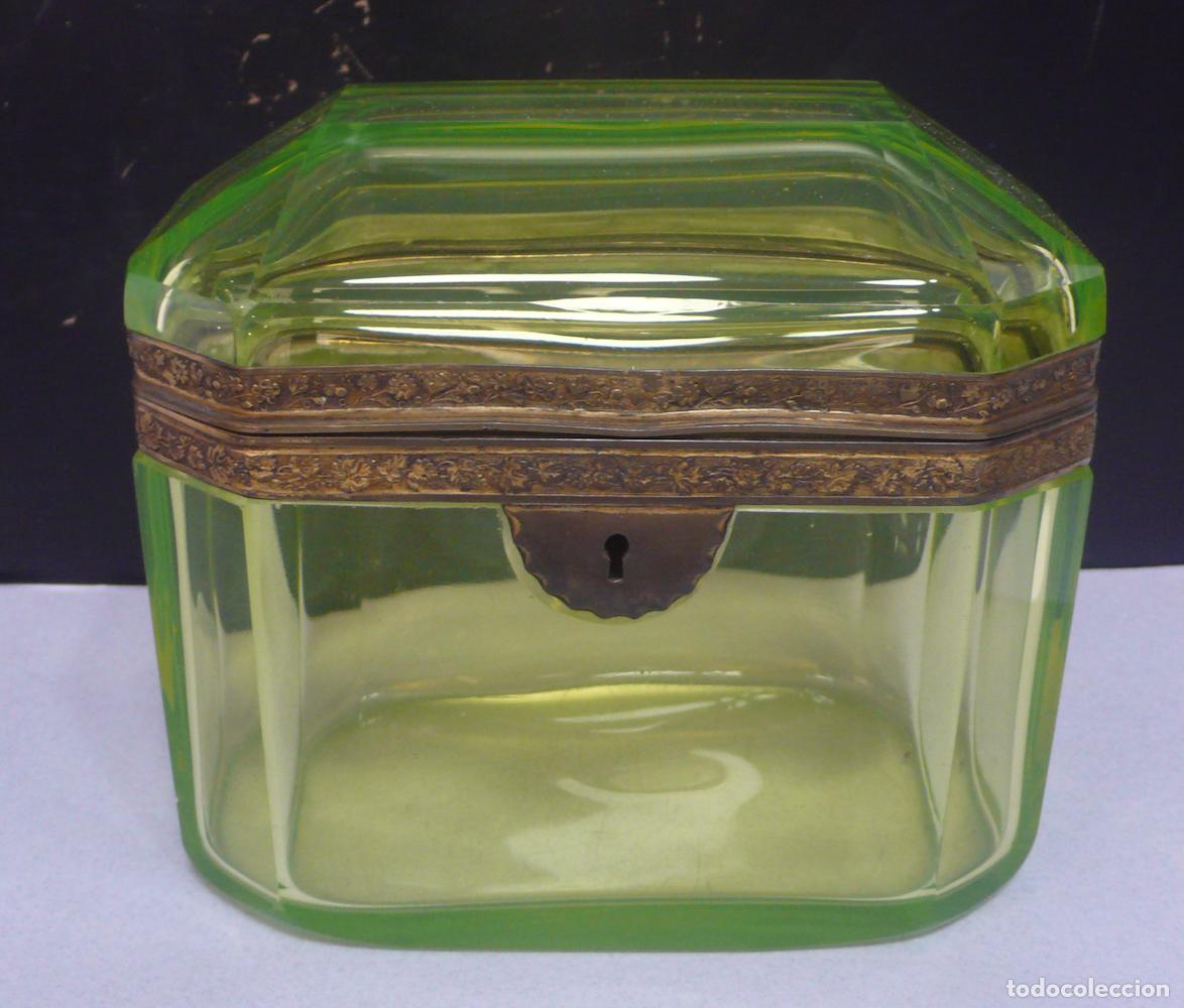 Vintage: CAJITA DE CRISTAL EN COLOR VERDE