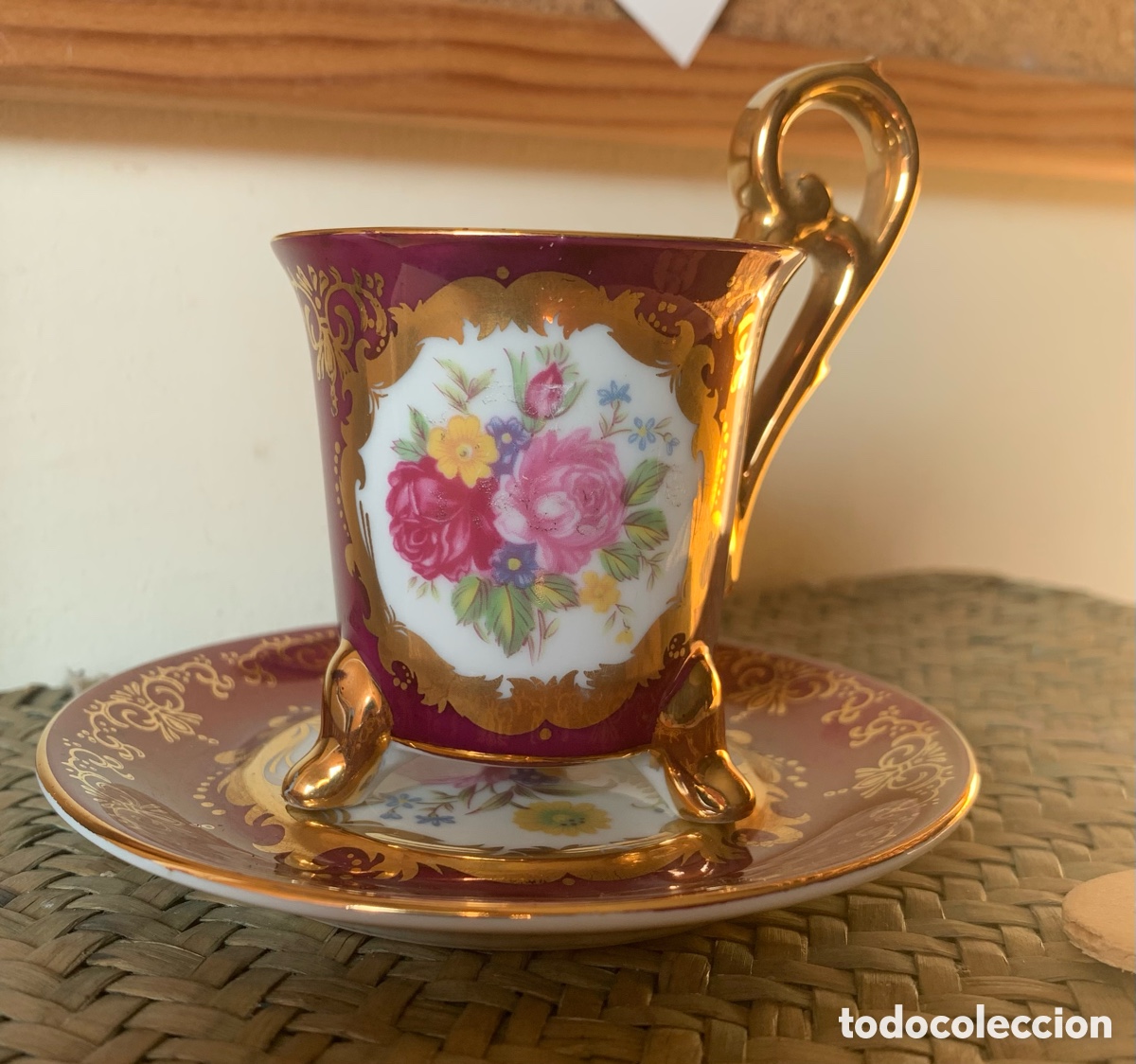 Vintage: Taza de porcelana rojo burdeos