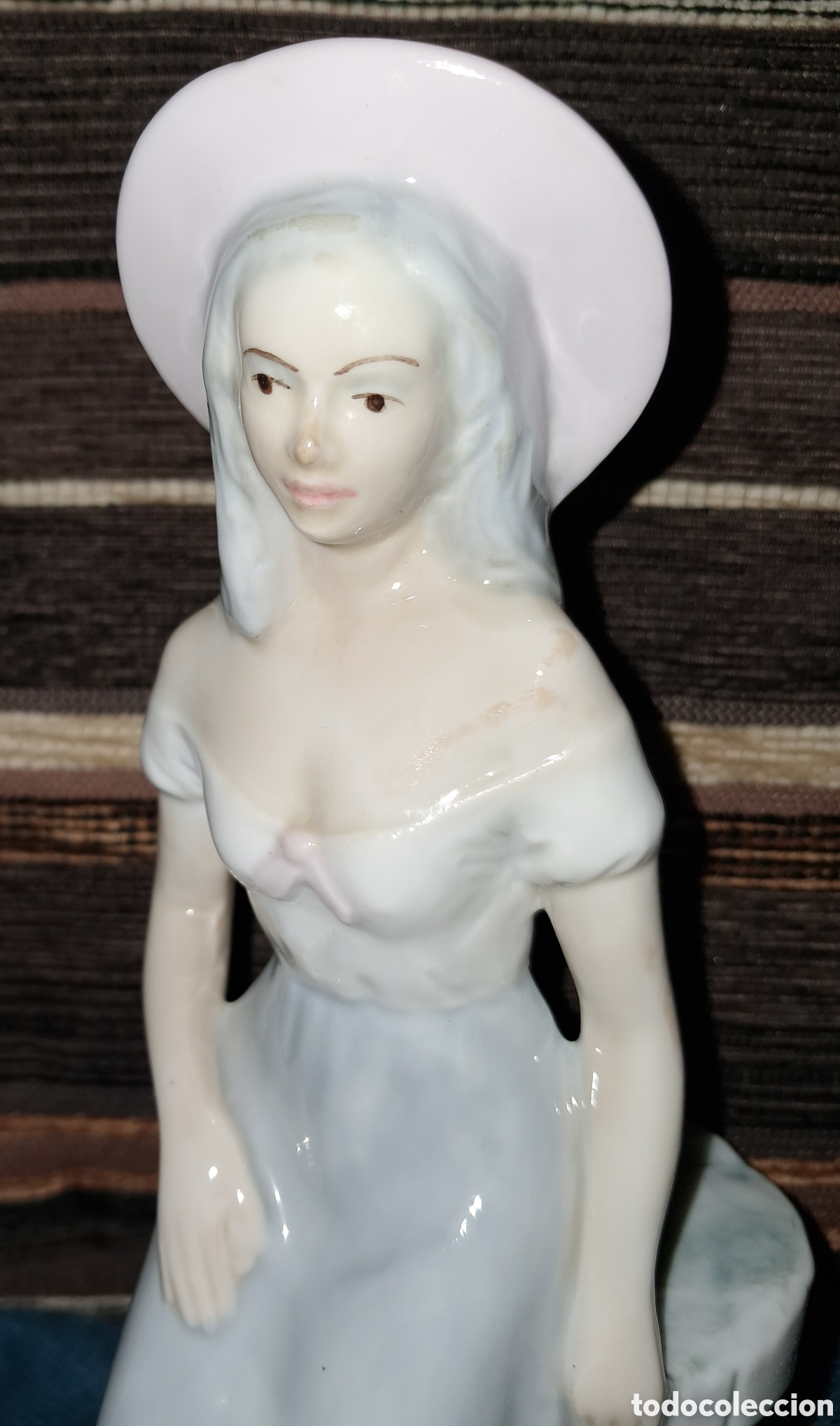 Vintage: Porcelana de mujer sentada con pamela y pajarito