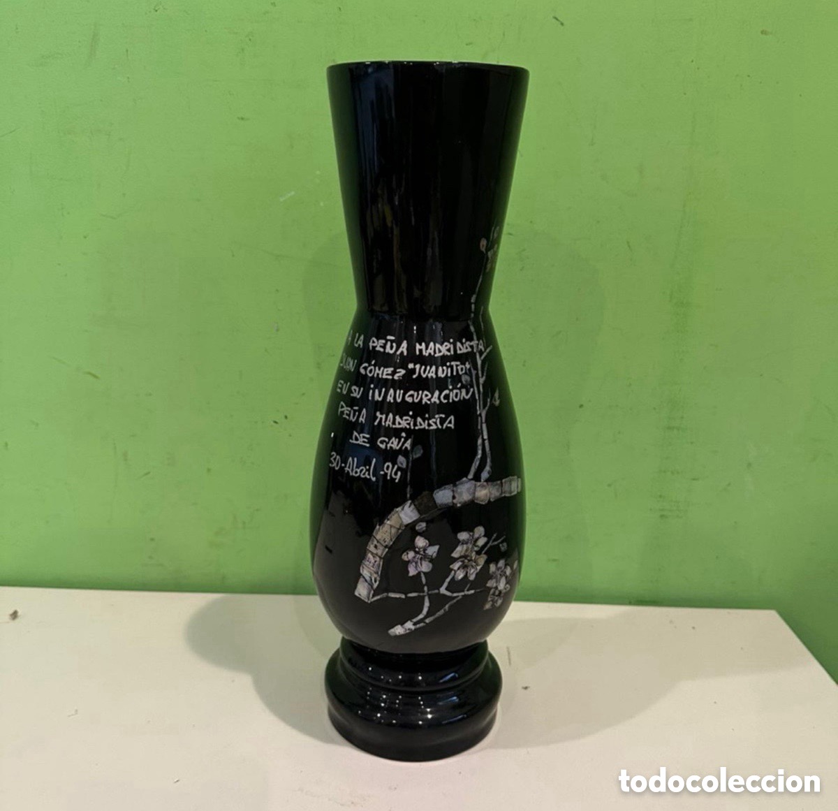 Vintage: Jarr&oacute;n oriental de madera lacada con incrustaciones de n&aacute;car 42 cm Real Madrid. 1994