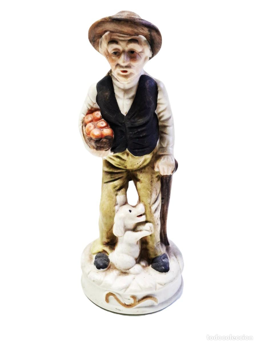 Vintage: Figura de porcelana vintage de un anciano con una cesta de manzanas y un perro.