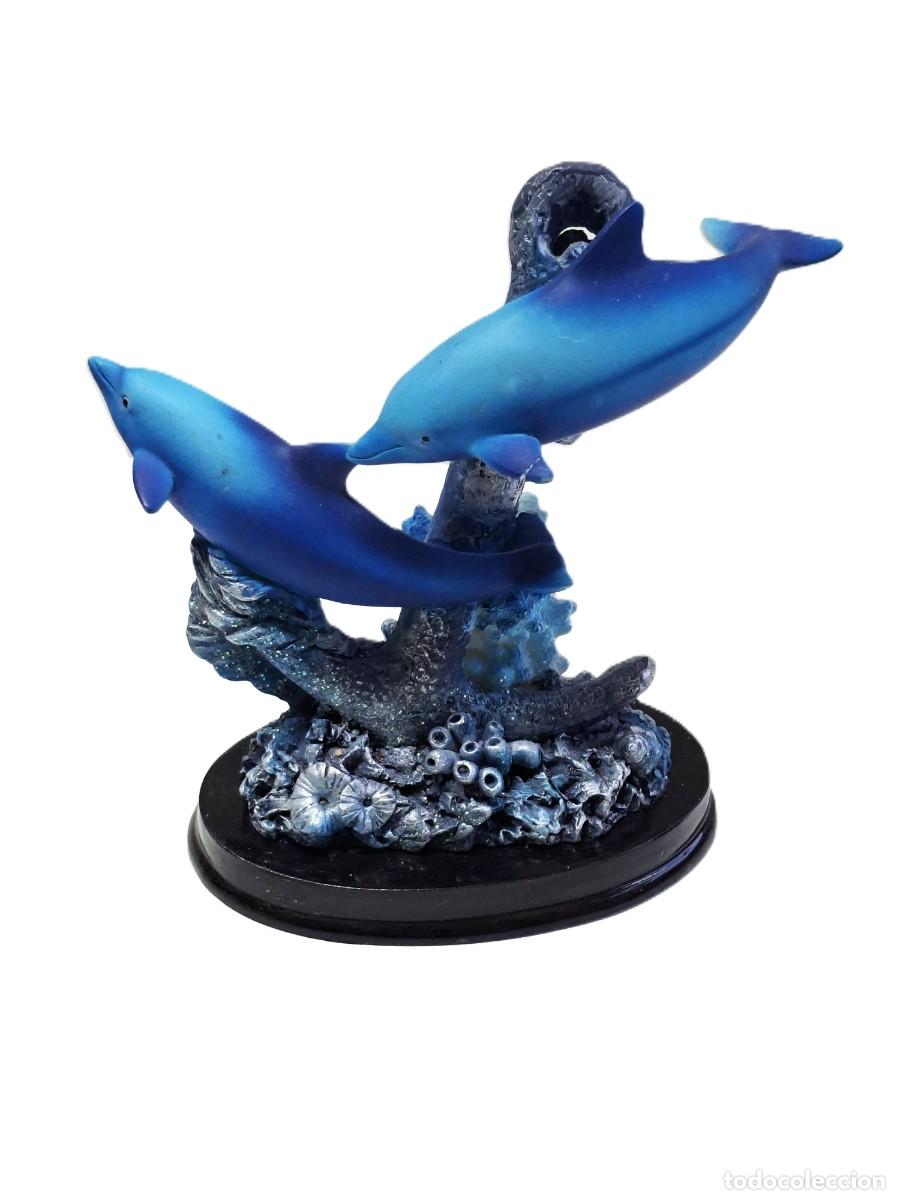 Vintage: FIGURA DE DELFINES AZULES NADANDO ALREDEDOR DE UNA ESTATUA DE CORAL FIGURA DE VIDA MARINA DECORATIVA