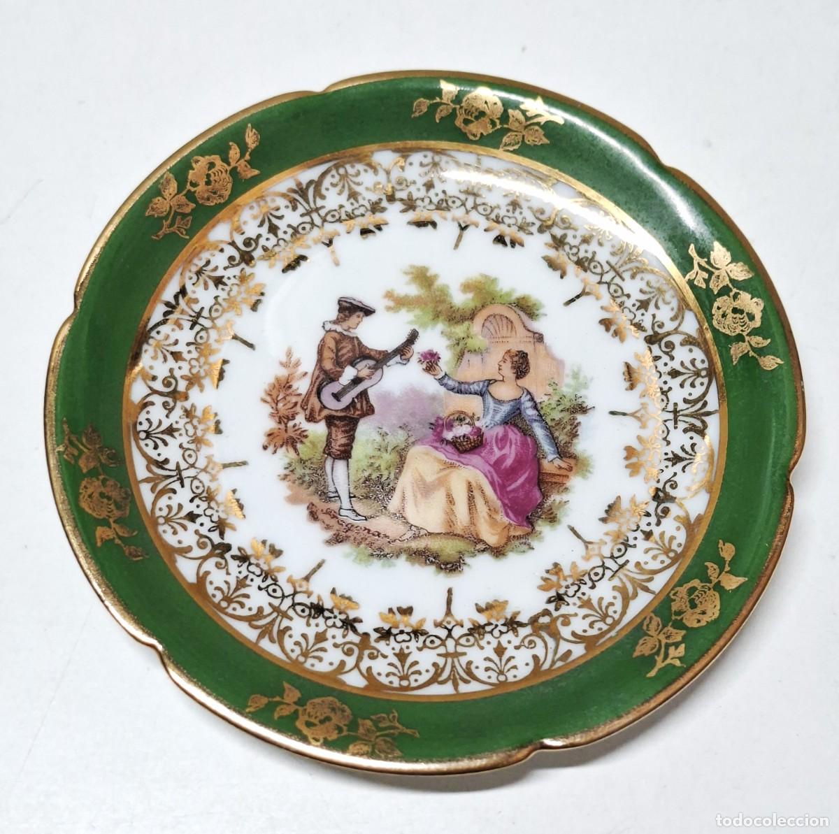 Vintage: Plato de Limoges, Francia, con la imagen de una pareja de enamorados | Borde verde y dorado | 10 cm