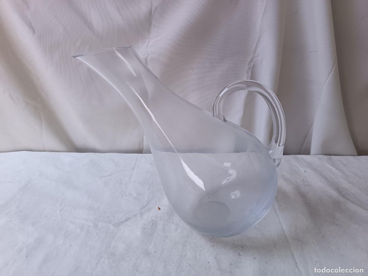 Vintage: Curiosa Jarra o Decantador, de cristal grueso, con llamativa inclinaci&oacute;n de unos 45 grados