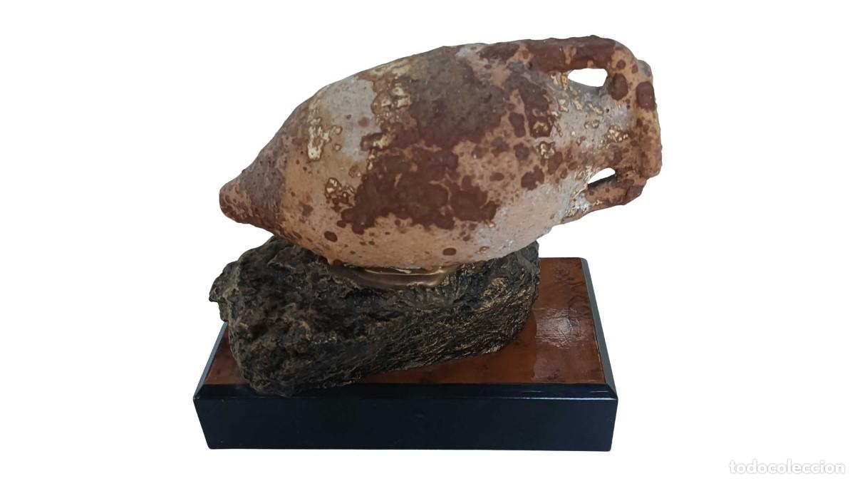Vintage: R&Eacute;PLICA DECORATIVA DE &Aacute;NFORA ROMANA &rdquo;ESTILO NAUFRAGIO&rdquo; CON BASE DE ROCA E INCRUSTACIONES - 80/90