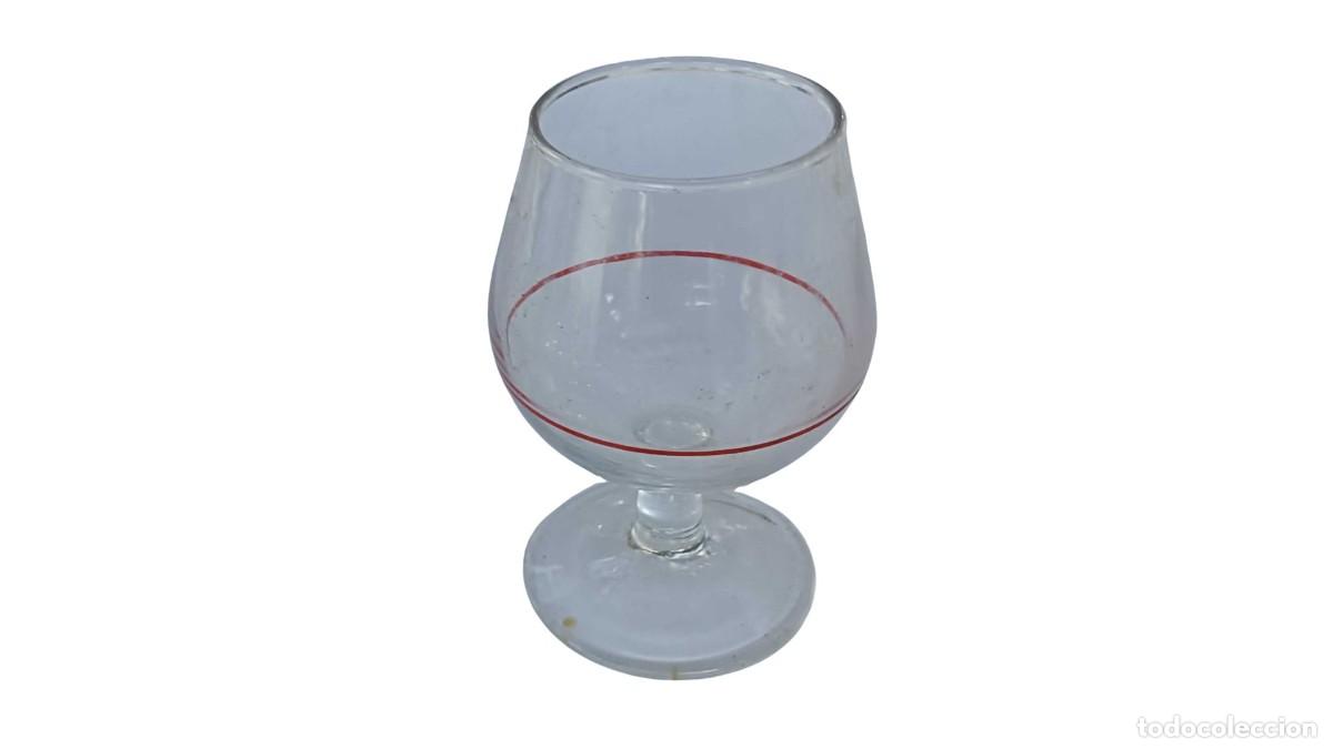 Vintage: copa de co&ntilde;ac cl&aacute;sica de 10 cl con un caracter&iacute;stico filo rojo decorativo vintage retro