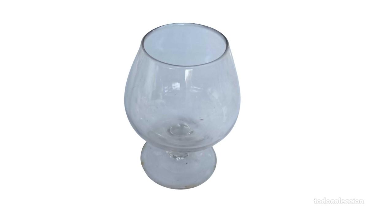 Vintage: copa de bal&oacute;n est&aacute; dise&ntilde;ada para servir co&ntilde;ac o brandy y cuenta con una base de tallo vintage retro
