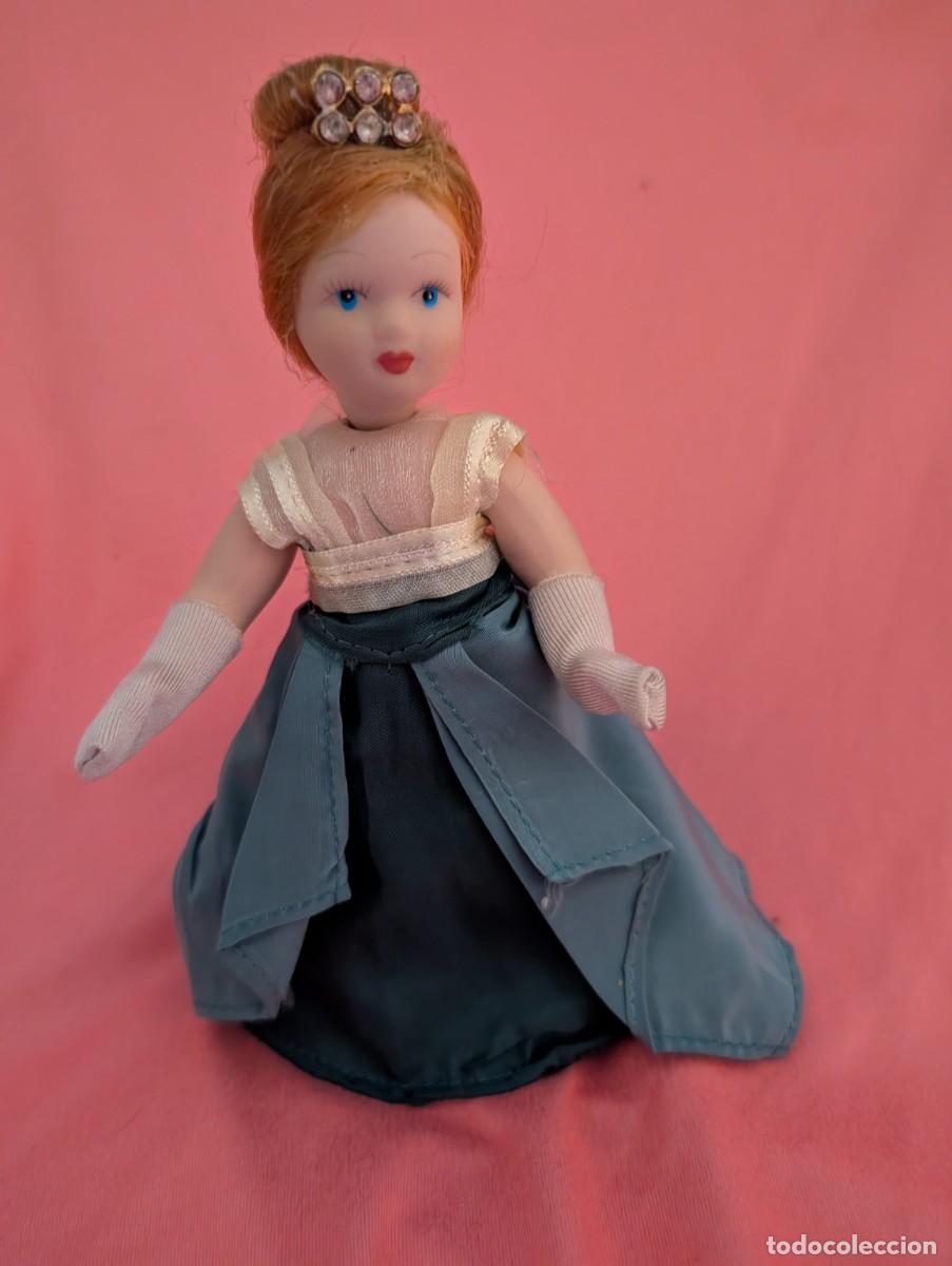 Vintage: Mu&ntilde;eca de porcelana vintage 16 cm con vestido de gala y peana