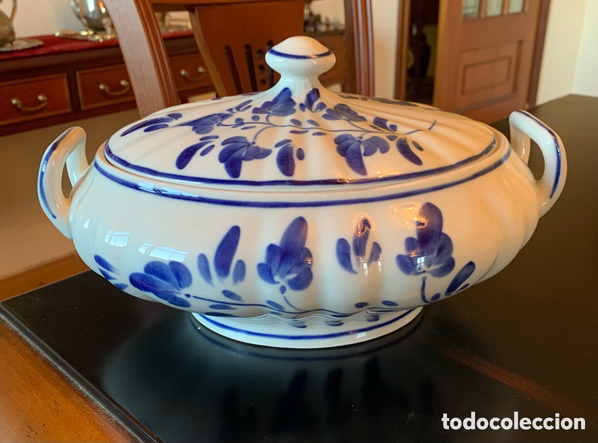 Vintage: Sopera de porcelana pintada a mano blanca y azul