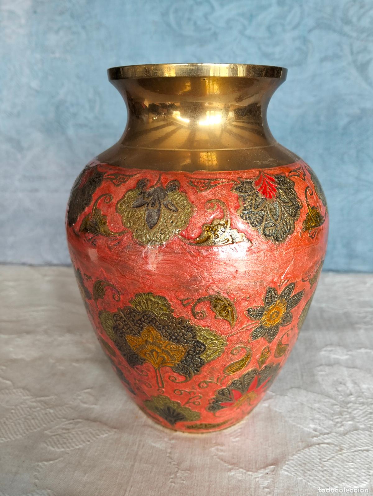 Vintage: Jarr&oacute;n decorativo forma &aacute;nfora lat&oacute;n metal dorado pintado color coral y hojas verdes vintage a&ntilde;os 70