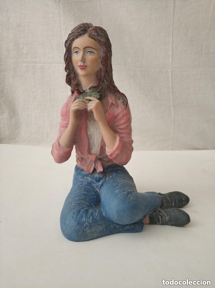 Vintage: Escultura figura de mujer sentada jugando a cartas del escultor E. TARRECH