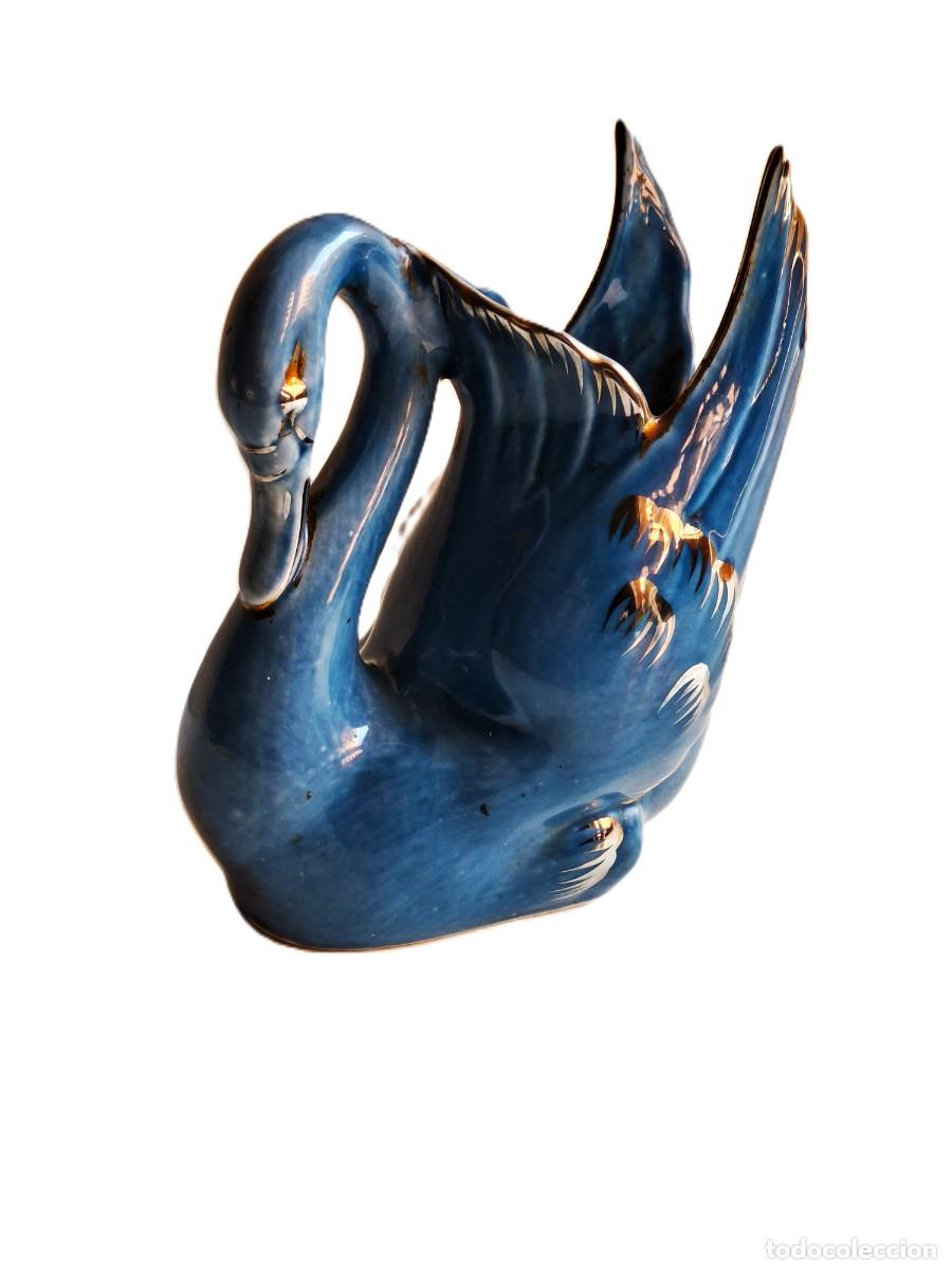 Vintage: FLORERO CISNE DE CERAMICA AZUL VINTAGE TOQUES DORADOS