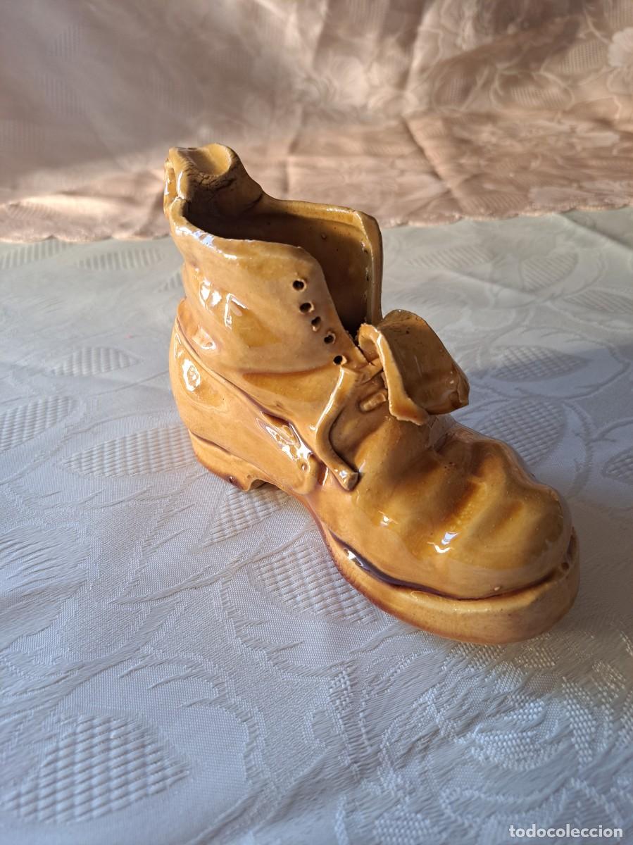 Vintage: Bota de ni&ntilde;o de ceramica vidriada.