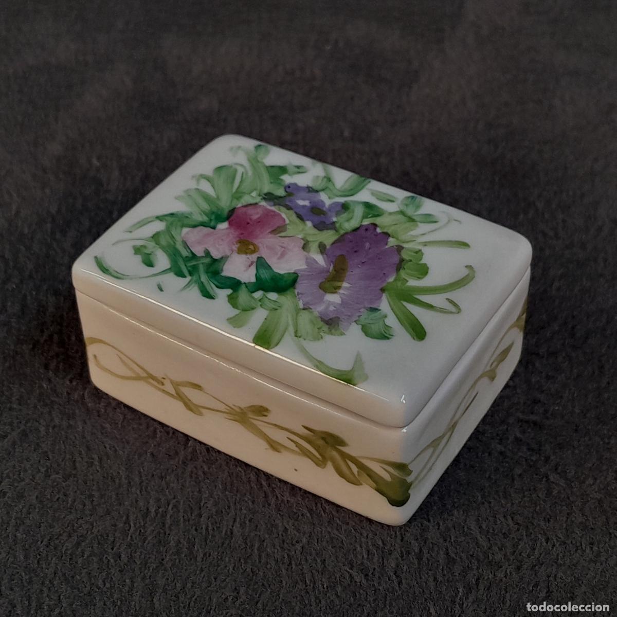 Vintage: PEQUE&Ntilde;A CAJA DE PORCELANA ESMALTADA CON DECORACI&Oacute;N FLORAL. SIGLO XX.
