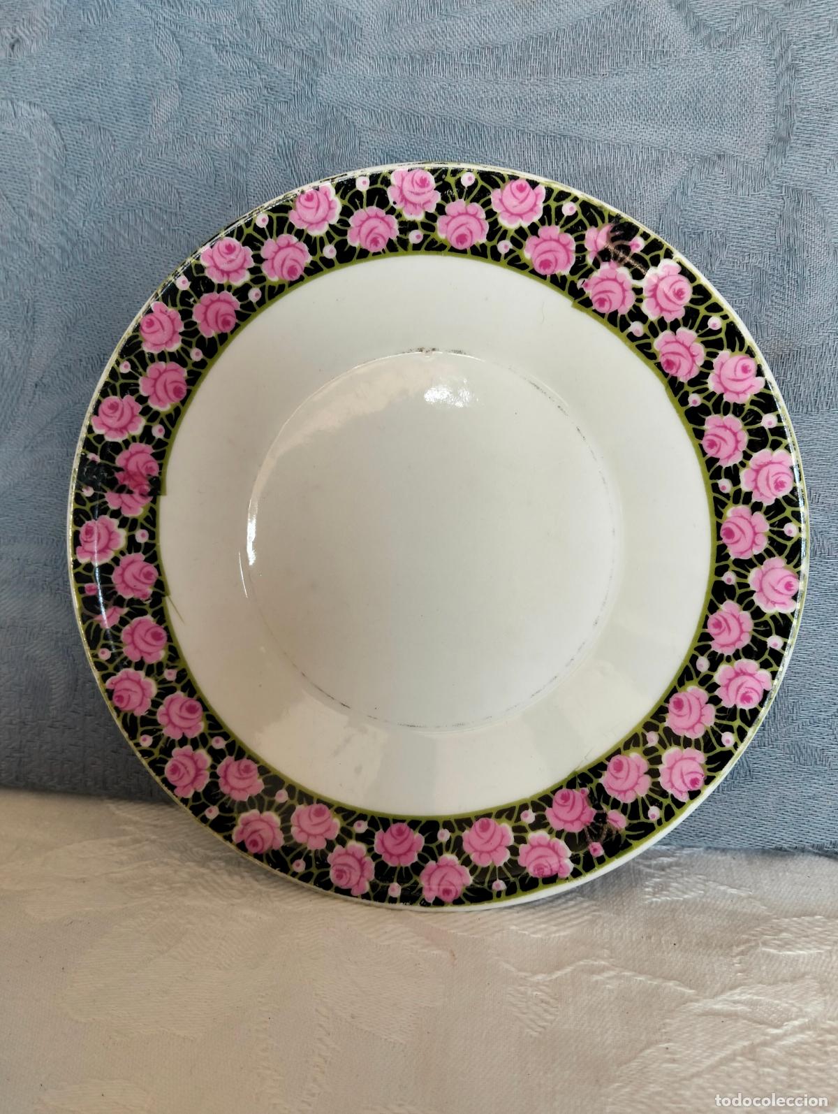 Vintage: Plato decorativo antiguo de porcelana blanca con filo de flores rosas y hojas negras vintage