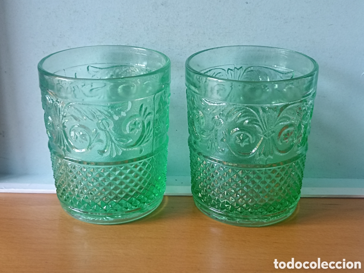 Vintage: Dos vasos de agua de cristal verdes con dibujos en relieve