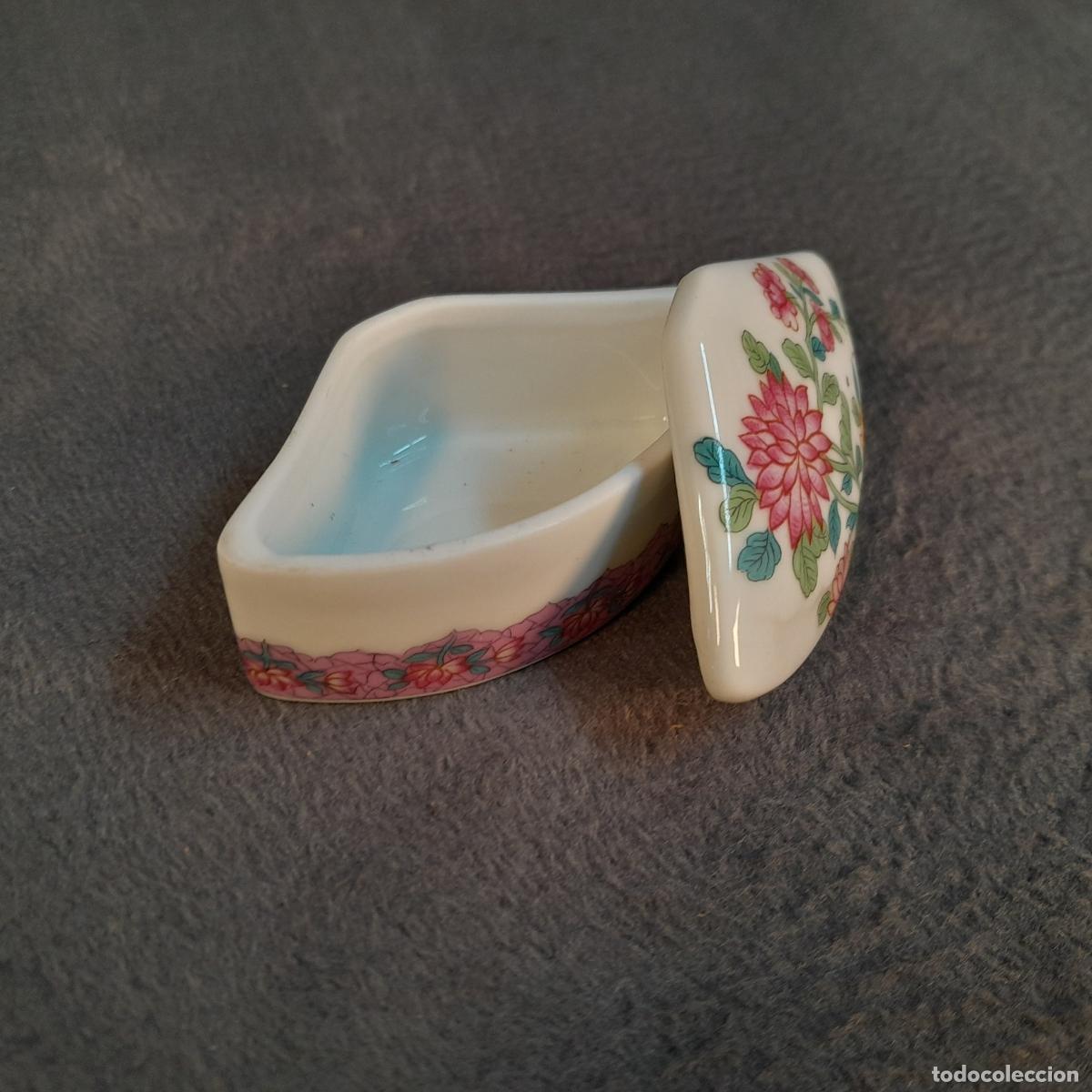 Vintage: CAJITA EN FORMA DE ABANICO DE PORCELAINE DE PARIS CON DECORACI&Oacute;N CHRYSANTHEME. SIGLO XX