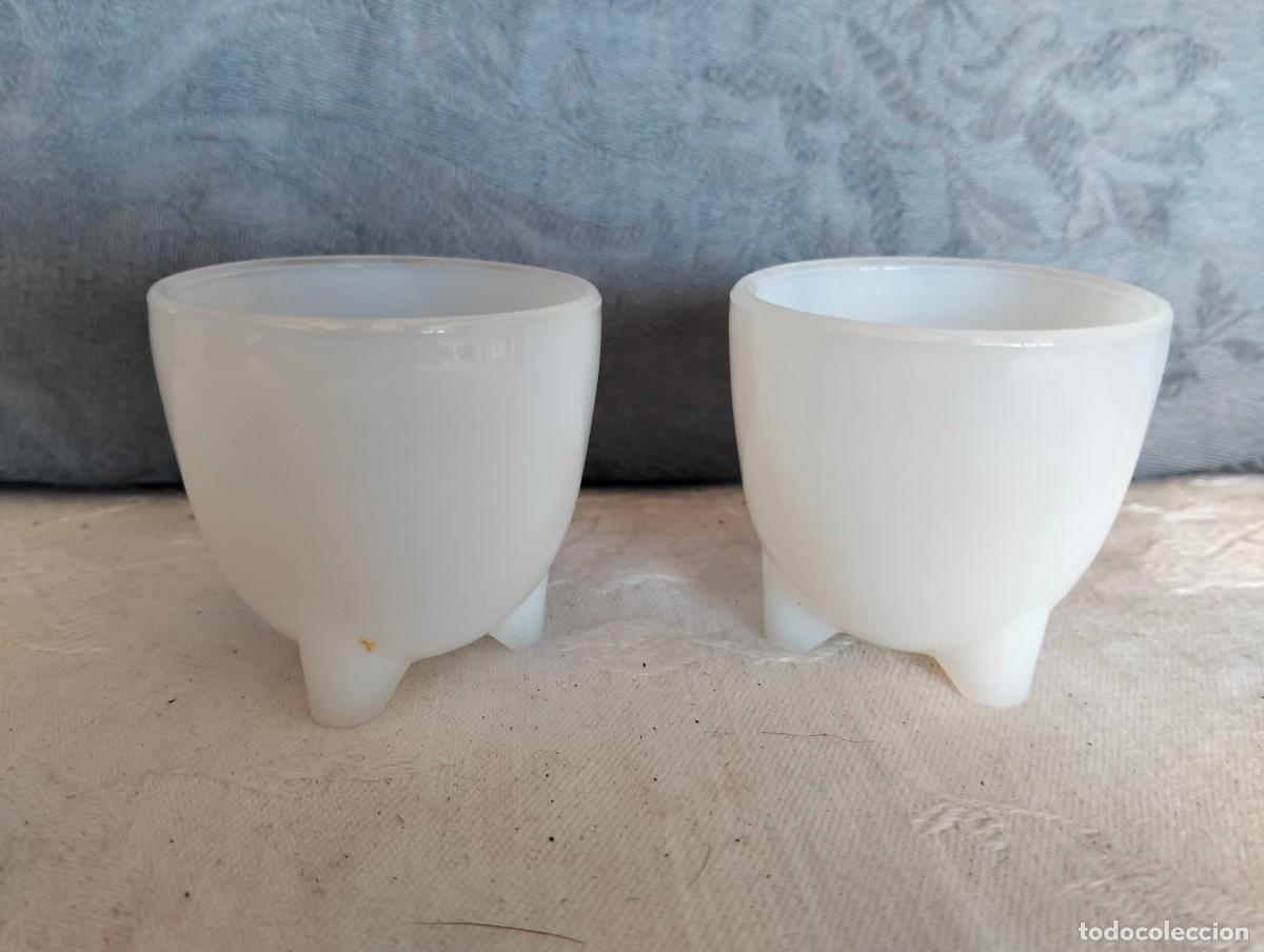 Vintage: Pareja de copitas peque&ntilde;as vasitos hueveras para huevos o chupito cristal opalina blanca a&ntilde;os 60