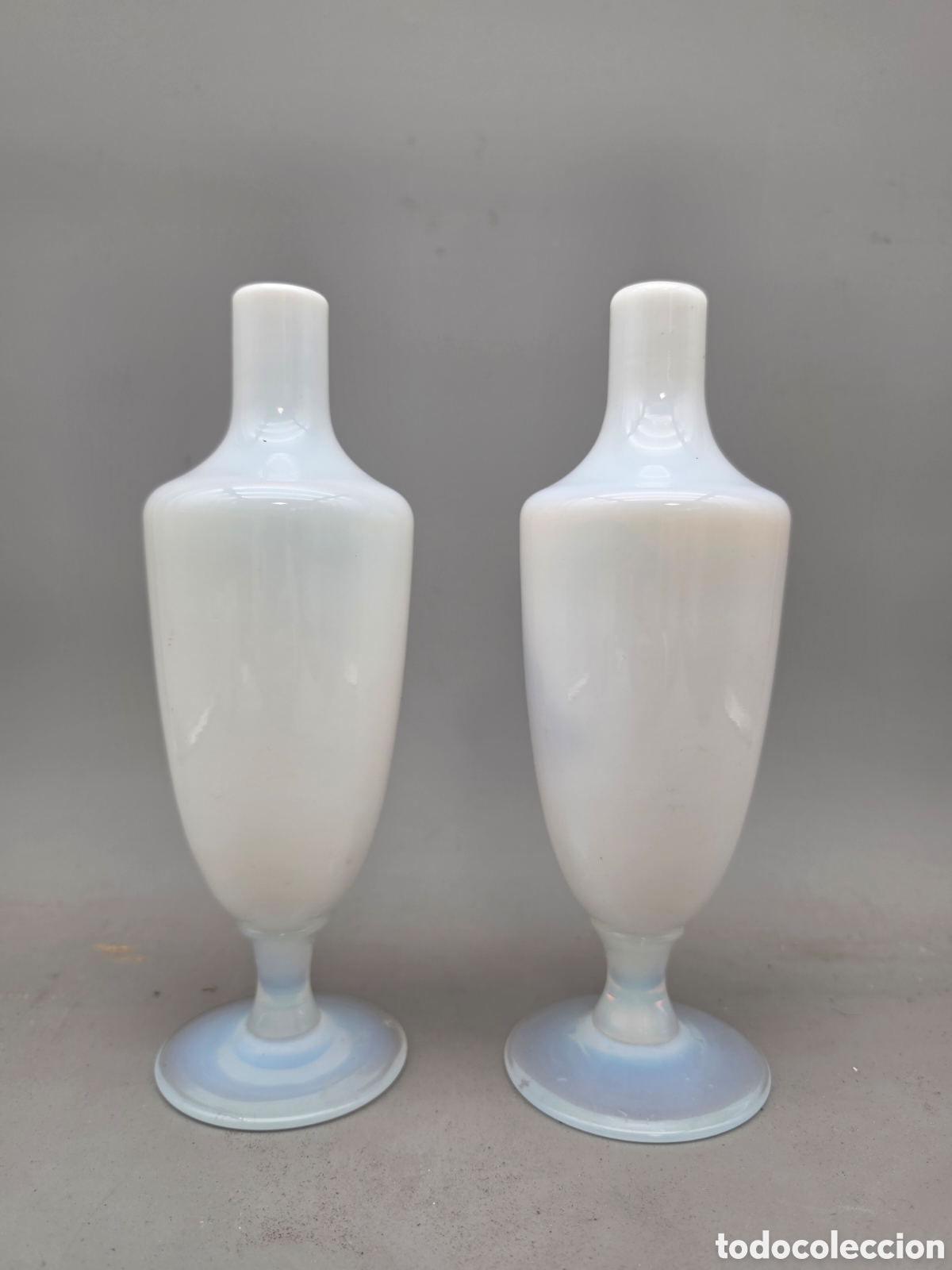 Vintage: Pareja de jarrones de vidrio opalino blanco lechoso 26 cm