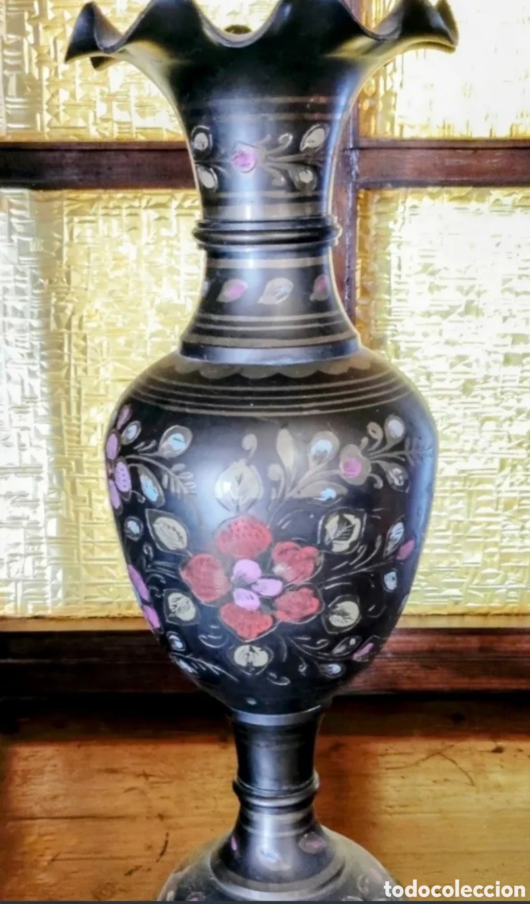 Vintage: Gran florero met&aacute;lico de la India trabajado a mano.