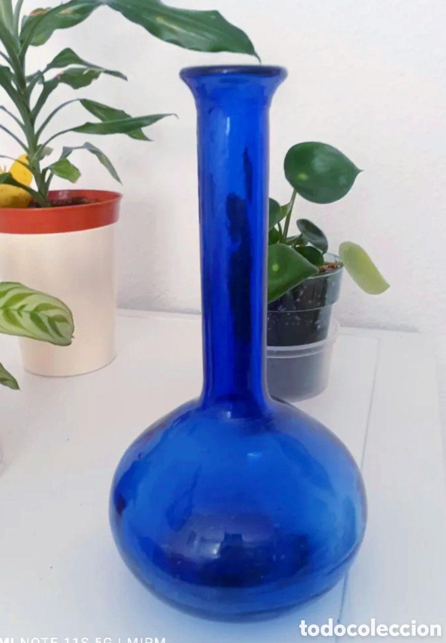 Vintage: Elegante jarr&oacute;n de cristal con un llamativo color azul