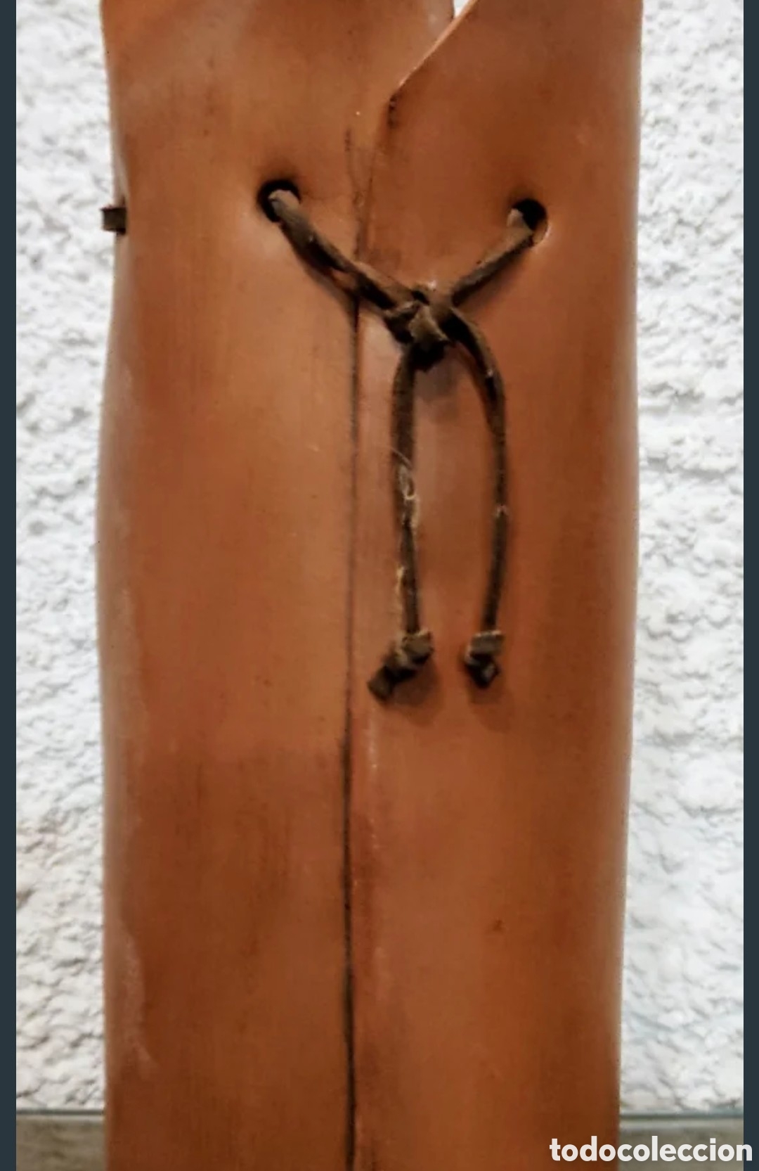 Vintage: Florero de barro cocido con adorno de cuero.