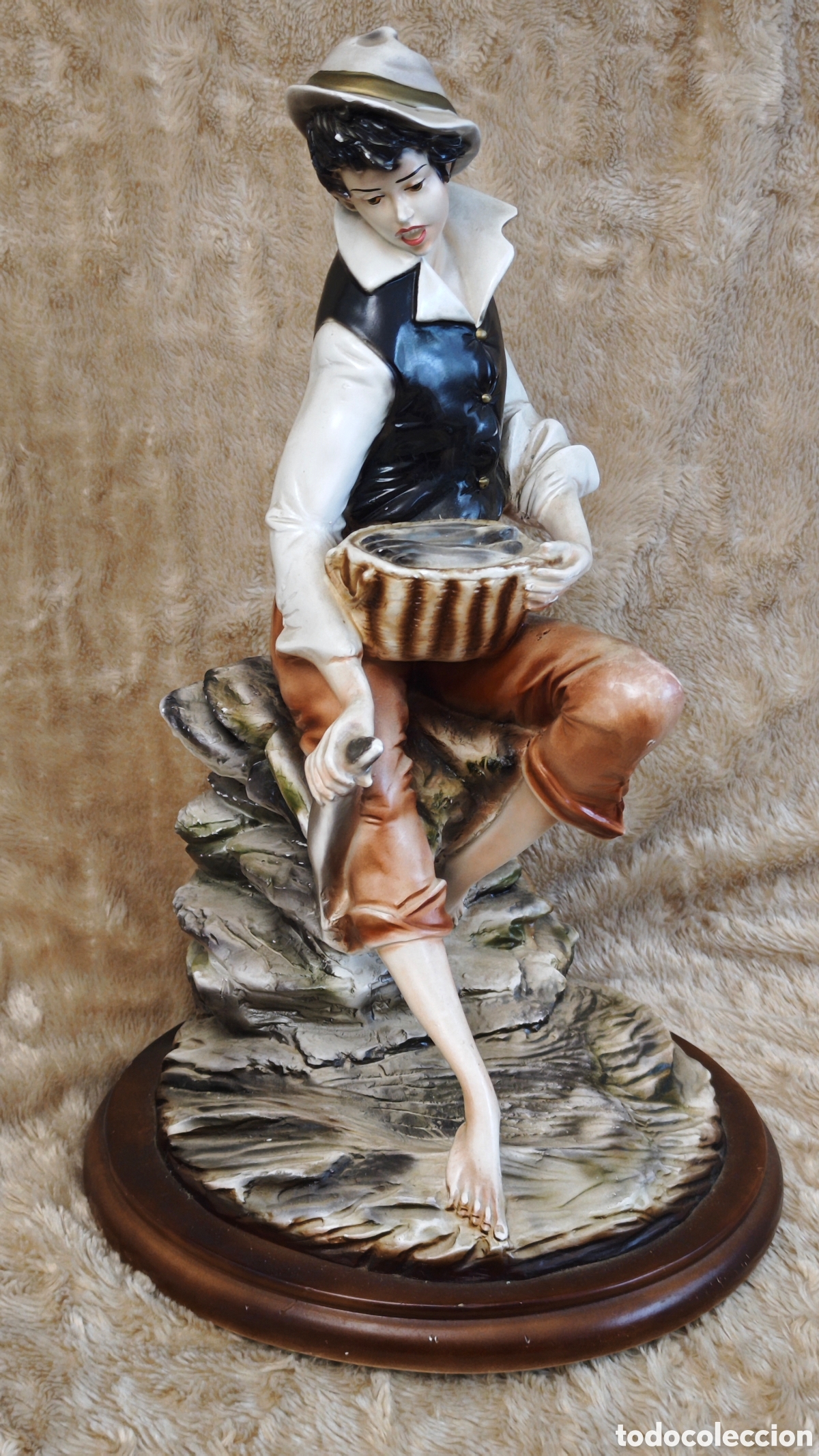 Vintage: Gran figura de cer&aacute;mica esmaltada - Joven pescador con cesta de peces - 43 cm. altura
