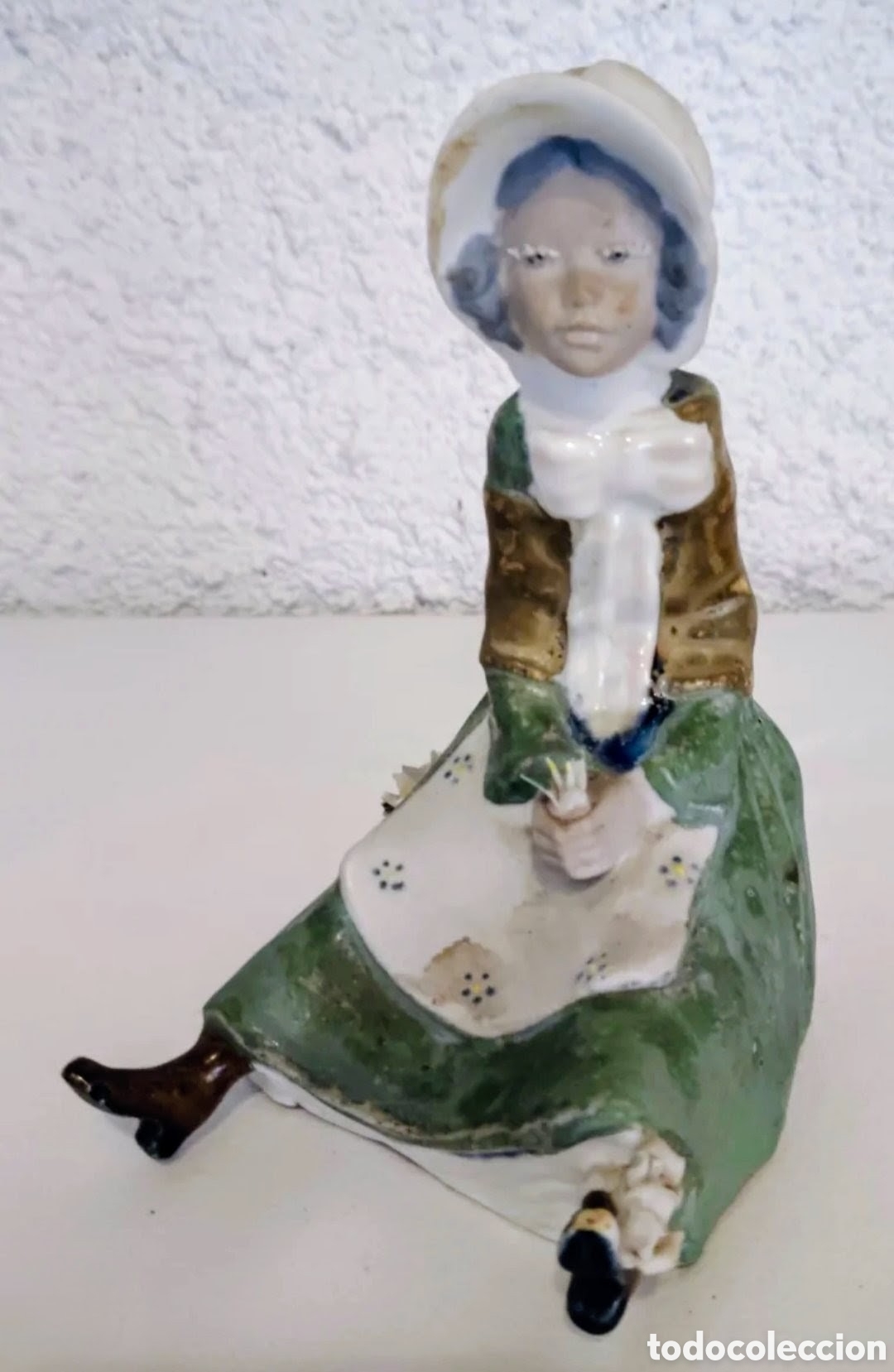 Vintage: Figura de porcelana que representa a una ni&ntilde;a sentada