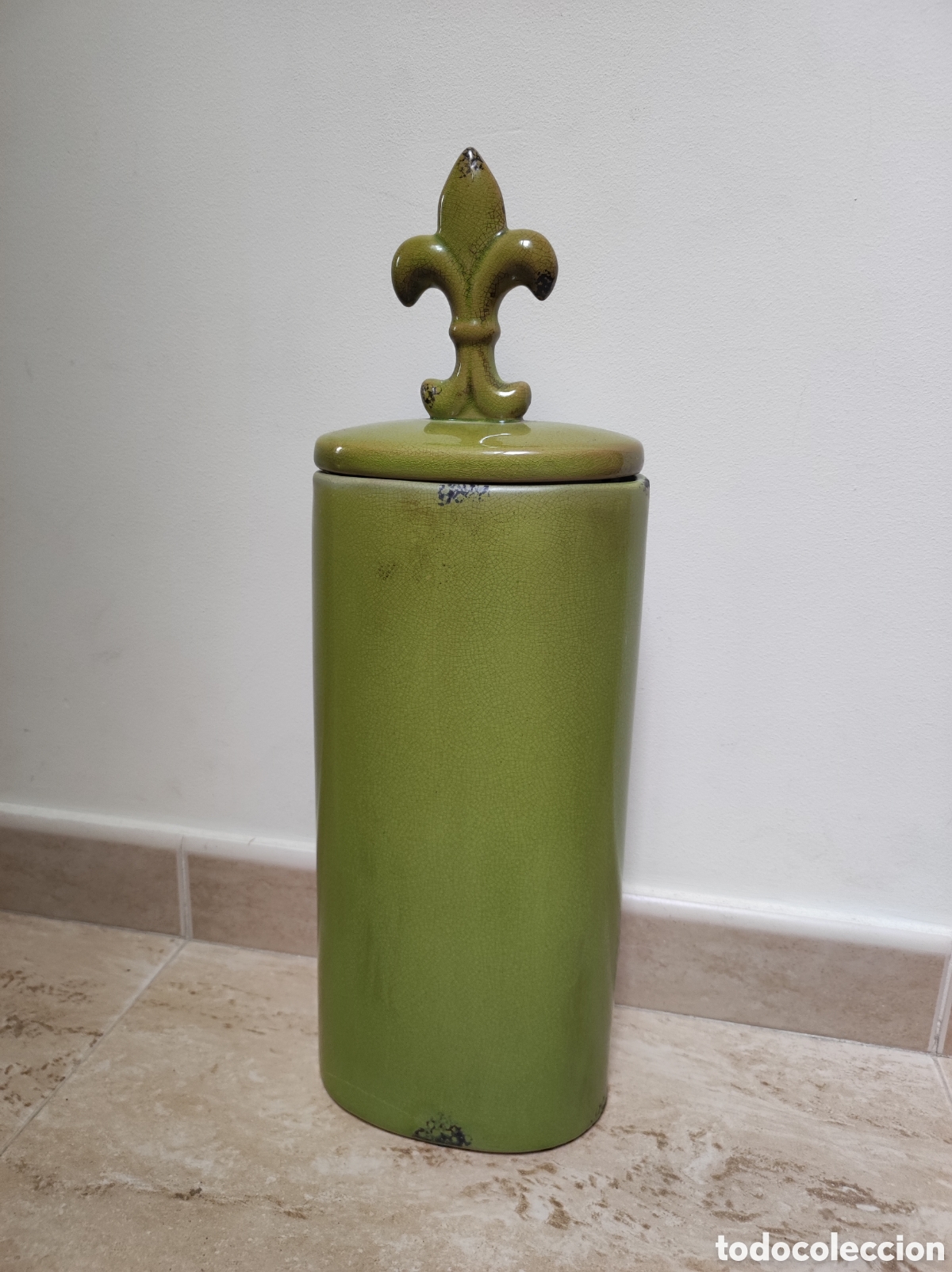 Vintage: Jarr&oacute;n o tarro ceramica con tapa, alto, con motivo de flor de lis y acabado de esmalte craquelado