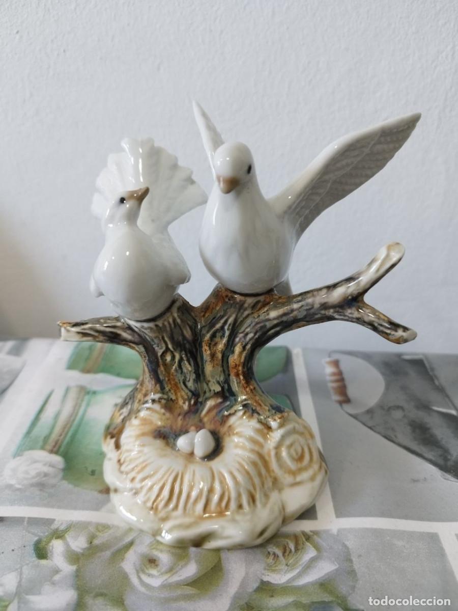 Vintage: Preciosa figura pareja de palomas en rama de &aacute;rbol y nido de porcelana refinada pintada a mano