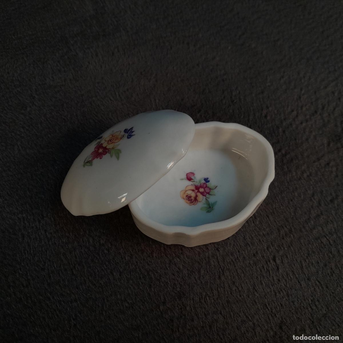 Vintage: CAJITA ALHAJERO EN PORCELANA CON DECORACI&Oacute;N FLORAL DEL MONASTERIO CISTERCIENSE DE VICO. SIGLO XX.