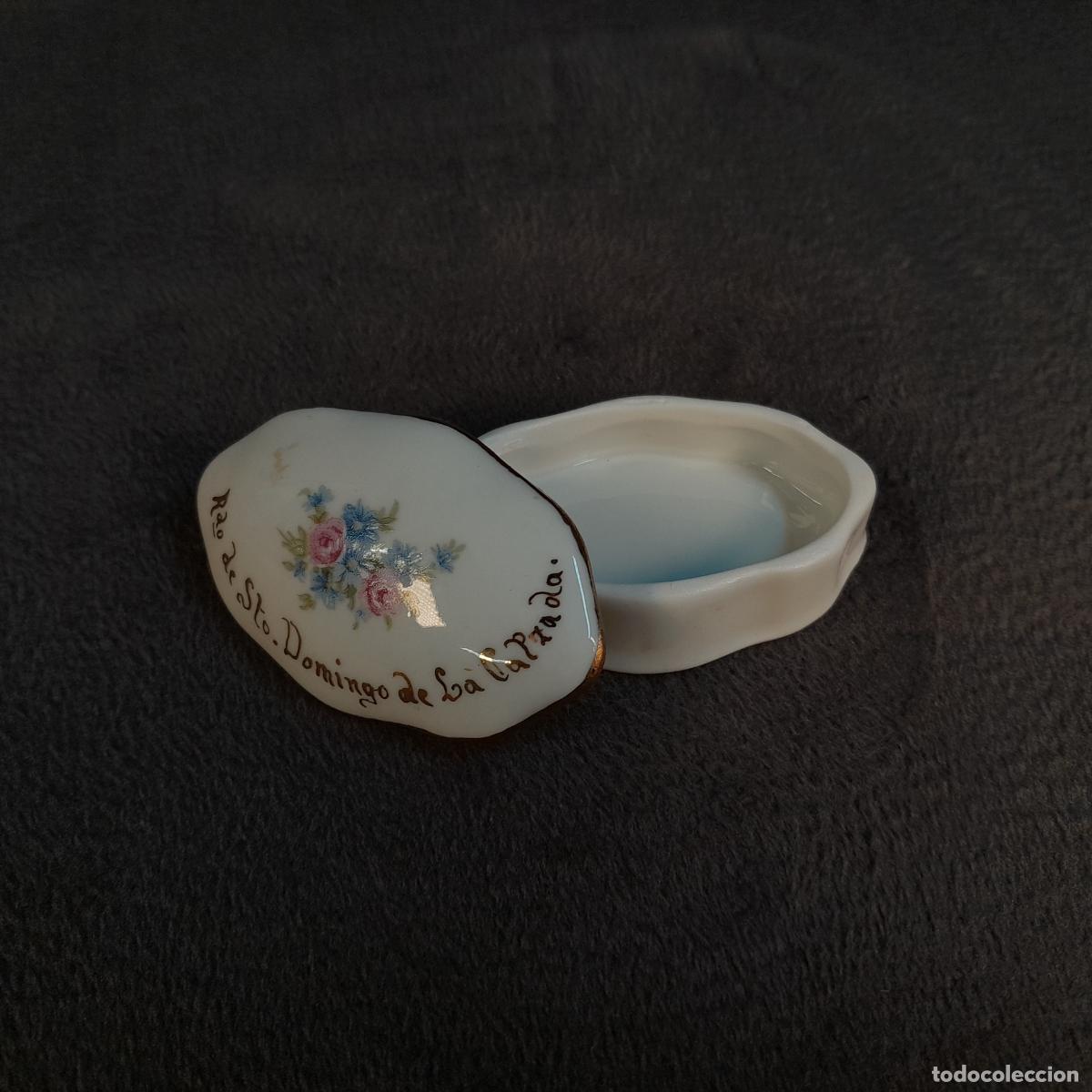 Vintage: CAJITA EN PORCELANA &rdquo;RECUERDO DE STO. DOMINGO DE LA CALZADA&rdquo;.SEGUNDA MITAD DEL S.XX