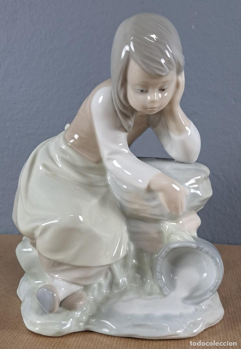 Vintage: Figura de porcelana NAO (Lladro) ni&ntilde;a junto al arroyo